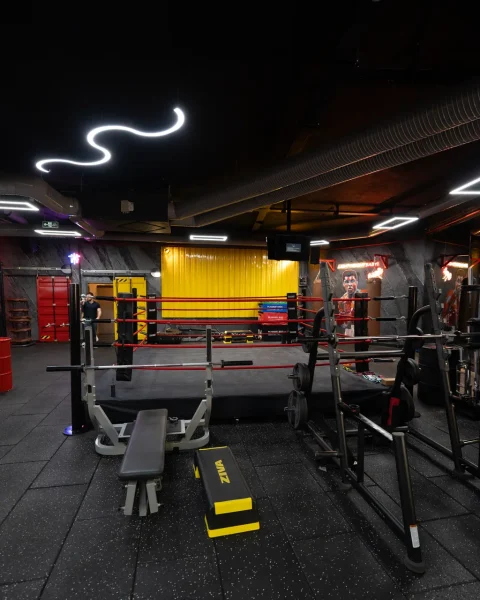 Acarkent The Champ boks ringi ve ağırlık antrenman alanı